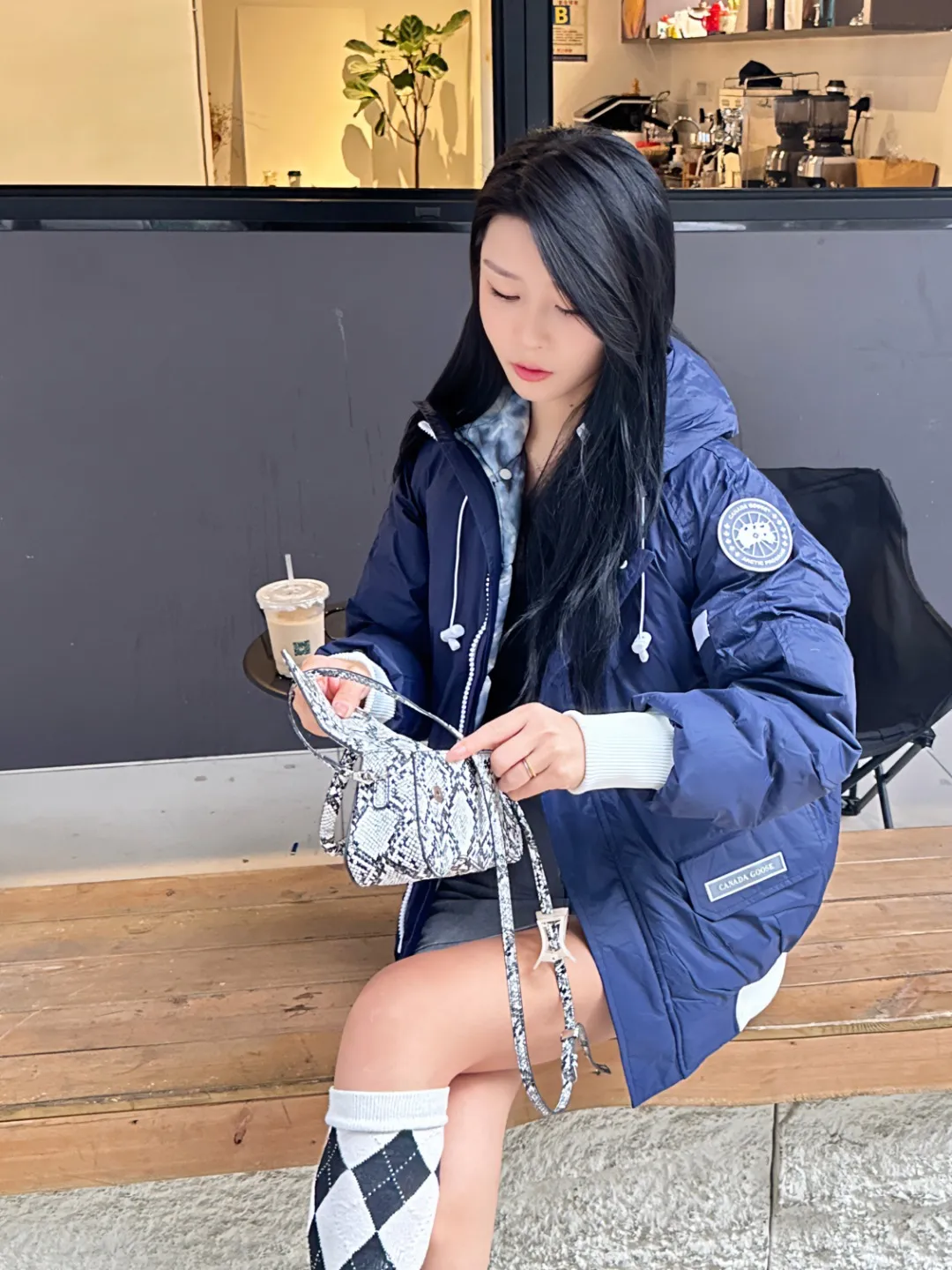 P860 Big Goose 01 Glacial White Label Down Jacket Canada Goose Canada Goose FW21 Chilliwack Series Glacial Haze White Label 01 Pilot Solid Color Hooded Down Jacket Down Jacket Winter Unisex Description: The Chilliwack bomber jacket was originally designed for pilots in uninhabited areas in northern Canada. It is durable, warm and easy to move, which can meet the needs of pilots working in the Arctic waterways. Chilliwack's iconic style remains popular and is a popular jacket from Canada Goose. The Northern Lights capsule collection is reimagined in rich hues inspired by the stunning colors of Canada's north. The Glacial Haze capsule series is improved with an eye-catching and layered color series, giving people the feeling of being caught in the mist around icebergs and glaciers. Material list: 1⃣ Original custom-made double plain 9500-100% nylon nylon fabric 2⃣ Original YKK zipper, not a sub-factory product 3⃣ National standard 80% widely inspected white duck down, (ZP uses 80% white duck down/everything that boasts 90% is fake) Material analysis characteristics: 1⃣ Original factory/9500-100% nylon100% nylon Lurex yarn is actually 100% nylon. Nowadays, there are few pure ones. Most of them are mixed with cotton or polyester. Our top-quality original version is developed in accordance with ZP and uses the same material. 2⃣ As we all know, the original version uses 80% white duck down. The fill power refers to the cubic inches of volume occupied by each ounce (30 grams) of down under certain conditions. If one ounce of down occupies 500 cubic inches, the fill power of the down is 500. So we can simply understand it as: fill power is the volume of down, and the volume of down is fill power. The higher the fill power of down, it means that under the same filling amount, down can fix a larger volume of air layer to keep warm and insulate, so the warmth retention of down is better. Summary: Note: In order to maximize profits during the production process, some businesses add toxic waste silk, 50 velvet, hand-feel velvet, etc. to clothes! But on the outside of the clothes, good fabrics are used. It is said to be 90% white duck down at purchasing agent level, or even more exaggeratedly said to be 90% white goose down, to fool the layman! (You can consult the official Big Goose. All authentic styles are made of white duck down.) I will also teach you a more practical trick: buy an authentic product from Tmall, and at the same time buy a piece of clothing from a merchant you trust, and come back to compare the details. (Tmall offers 7-day no-reason returns and S+ offers 15-day no-reason returns without affecting secondary sales.) ⚠️ Remember, you get what you pay for! Don't be greedy for small gains, or you will suffer big losses! Every customer is welcome to ask questions and we will continue to improve product quality and service! Product color: black, white, dawn blue, mood blue Size: S, M, L, XL, XXL